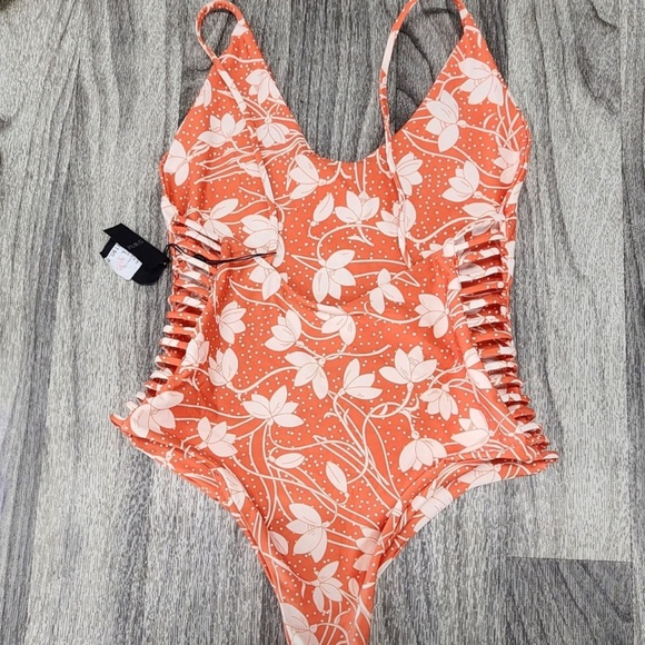 $90 (SW-3) Stone Cold Fox Swimsuit
Mystique Sandals & Hat - Picture 3 of 4